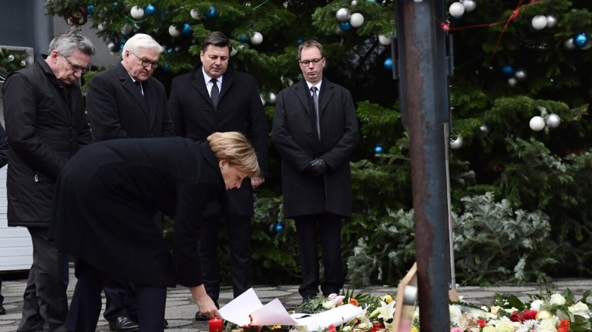 Βερολίνο: Λουλούδια στο σημείο της επίθεσης άφησε η Άνγκελα Μέρκελ